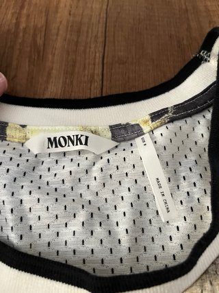 Canotta Monki floreale nera e gialla