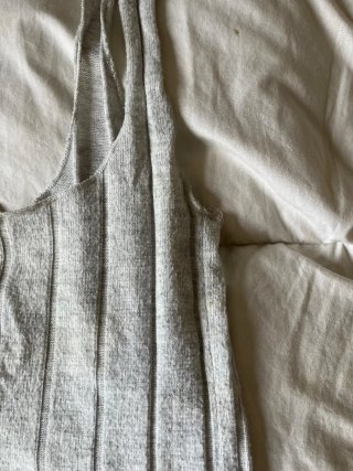 Camiseta tirantes gris botones