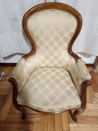 Butaca tapizada beige y madera maciza
