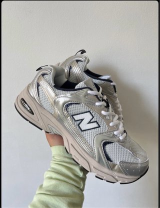 Zapatillas New Balance Plata y Blanco