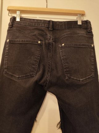 Vaqueros negros rotos y tank top negro canalé