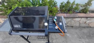 Barbacoa de gas Weber negra y plateada