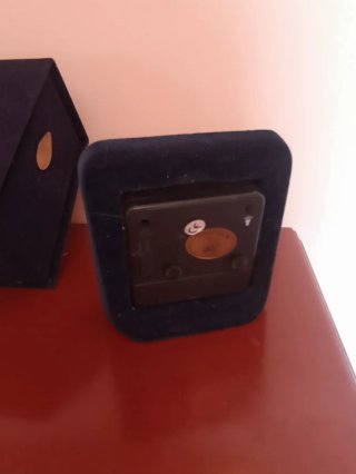Sveglia da tavolo con custodia, in argento