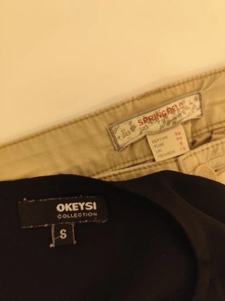 Pantalón beige estilo Dockers y camisa crop
