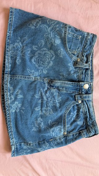 Falda corta vaquera Stradivarius floral