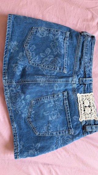 Falda corta vaquera Stradivarius floral