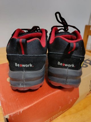 Zapatos de seguridad negros y rojos