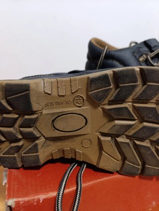 Zapatos de seguridad negros y rojos