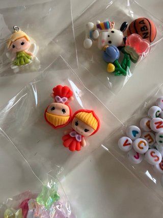 Cajita 27 bolsitas abalorios y collares