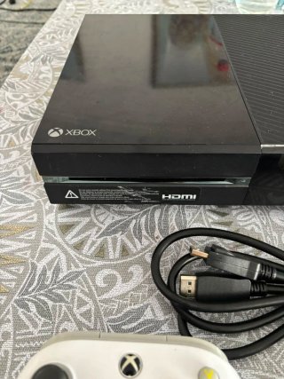 Xbox One Consola + 2 Mandos + Cables