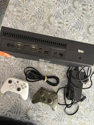 Xbox One Consola + 2 Mandos + Cables