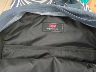 Mochila Levi's 20L Azul y Beige.