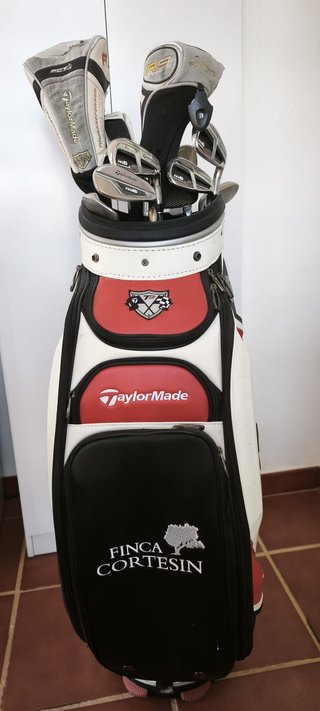 Bolsa Golf con juego de hierros TaylorMade R9