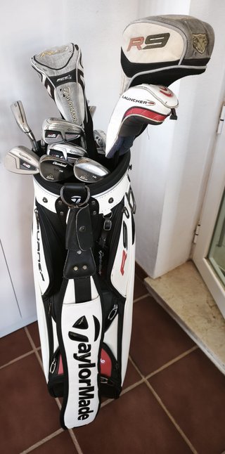 Bolsa Golf con juego de hierros TaylorMade R9