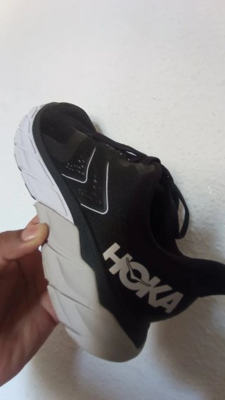 Zapatillas Hoka Negras y Blancas