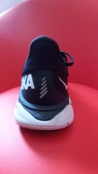 Zapatillas Hoka Negras y Blancas