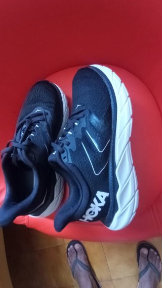 Zapatillas Hoka Negras y Blancas