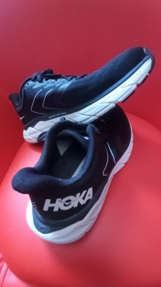 Zapatillas Hoka Negras y Blancas