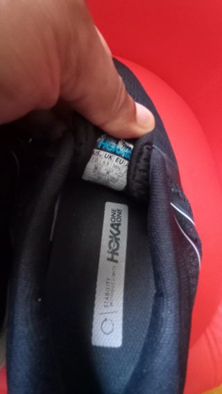 Zapatillas Hoka Negras y Blancas