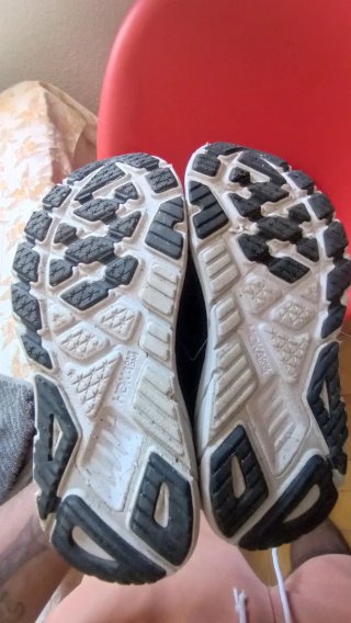 Zapatillas Hoka Negras y Blancas