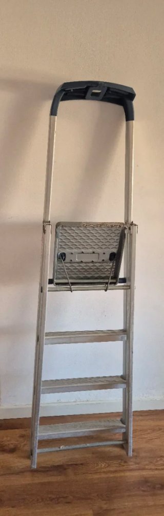 Escalera plegable de aluminio