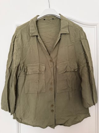 Camisa verde con bolsillos