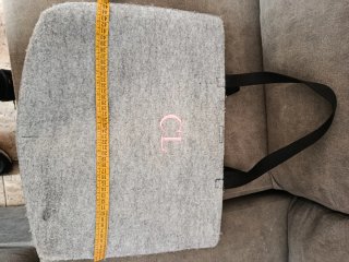 Bolso gris con iniciales CL