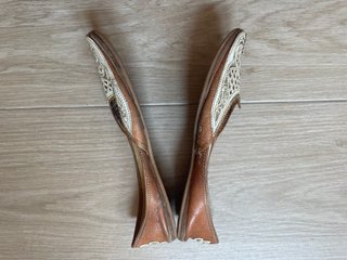 Babuchas Piel Bordadas Hilo Plateado Talla 39