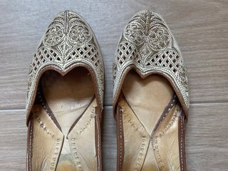 Babuchas Piel Bordadas Hilo Plateado Talla 39