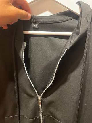 Sudadera con cremallera y capucha negra