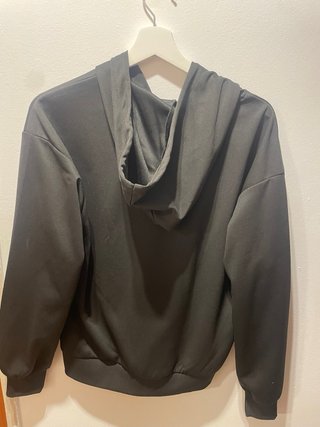 Sudadera con cremallera y capucha negra