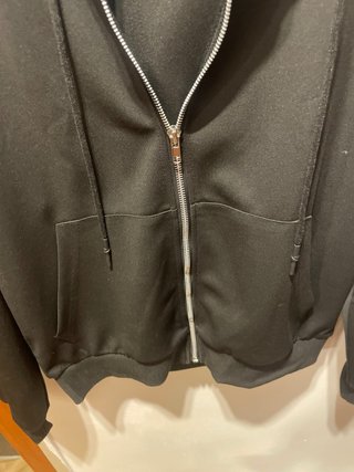 Sudadera con cremallera y capucha negra