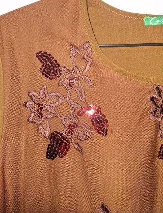 Blusa de manga corta con bordado floral