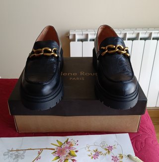 Mocasines Hélène Rouge Piel Negro Cadena Dorada