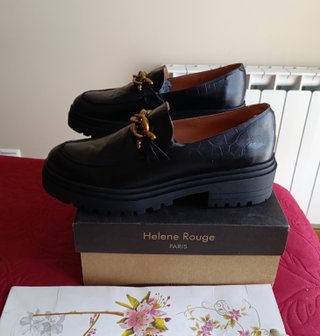 Mocasines Hélène Rouge Piel Negro Cadena Dorada
