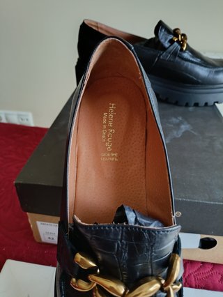 Mocasines Hélène Rouge Piel Negro Cadena Dorada
