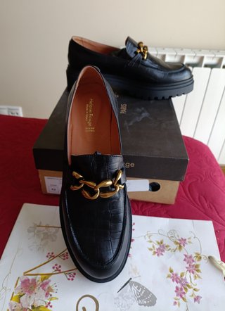 Mocasines Hélène Rouge Piel Negro Cadena Dorada
