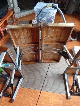 Tavolo pieghevole in legno con panche