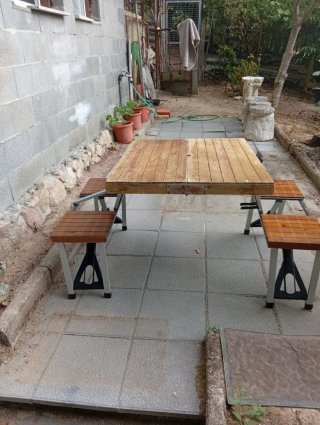 Mesa plegable de madera con bancos