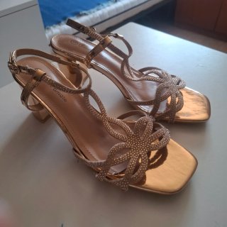 Tacones dorados de gala talla 38