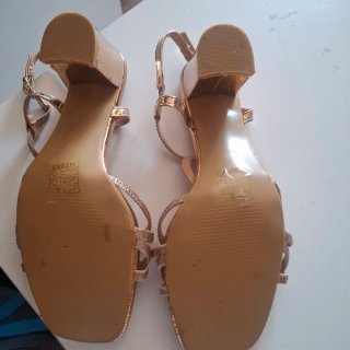 Tacones dorados de gala talla 38