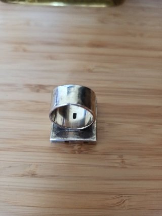 Anillo de plata y piedras.