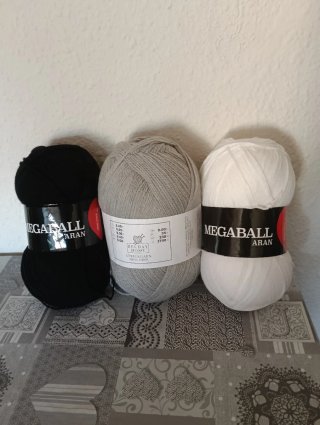 3 Mega Ovillos Lana  acrílica Negro, Blanco y gris
