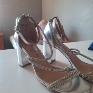 Tacones plateados La Botine Souriante Talla 38