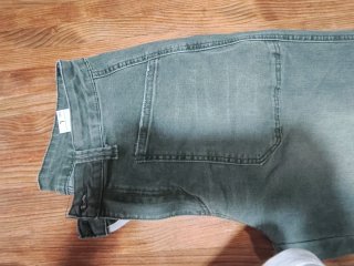 Pantalón vaquero ancho verde oliva