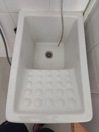 Pila de lavar blanca