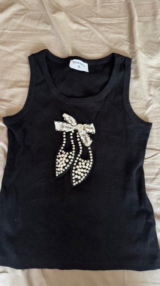 Camiseta Chanel Negra con Zapatos Joya