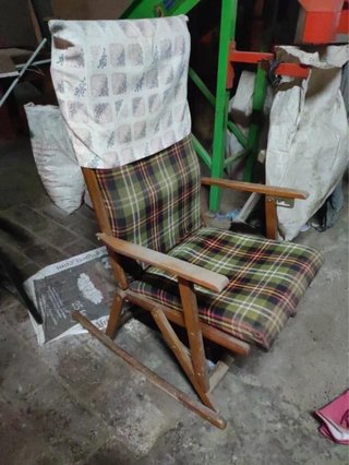 Butaca antigua de madera y tela