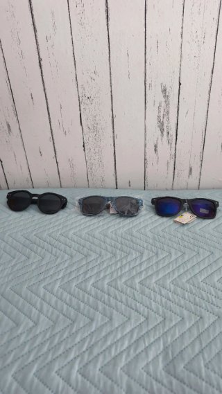 Gafas de sol negras y azules