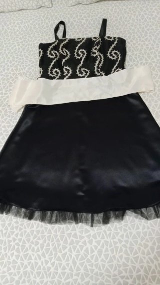 Vestido negro con detalles blancos